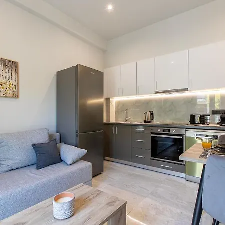 Neaira Near The アパート